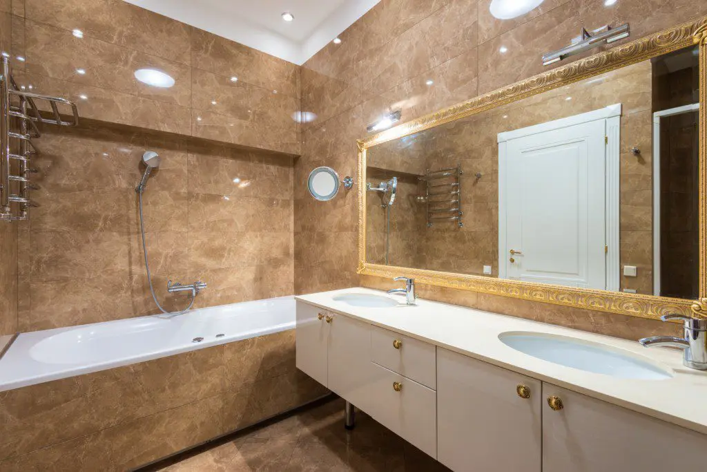 Diferença entre banheiras embutidas e freestanding
